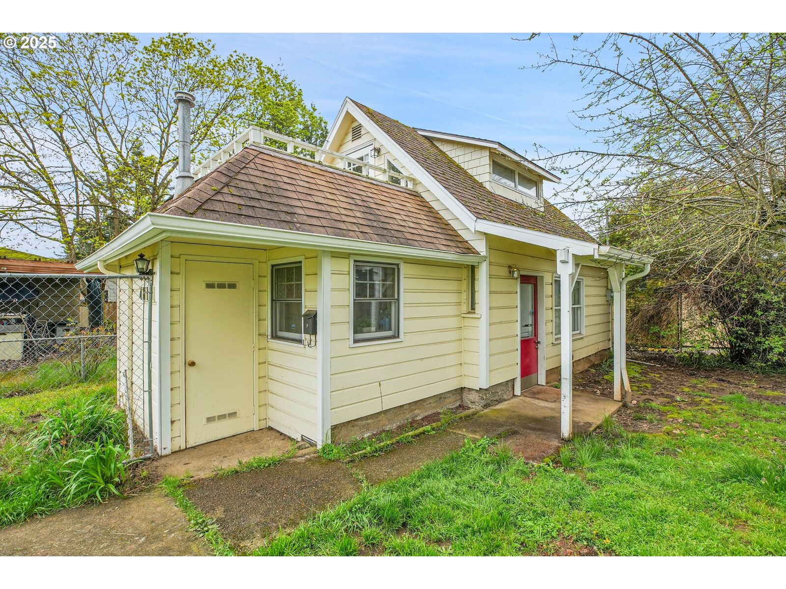 Property Photo: 4811 SE 84th Ave OR 97266