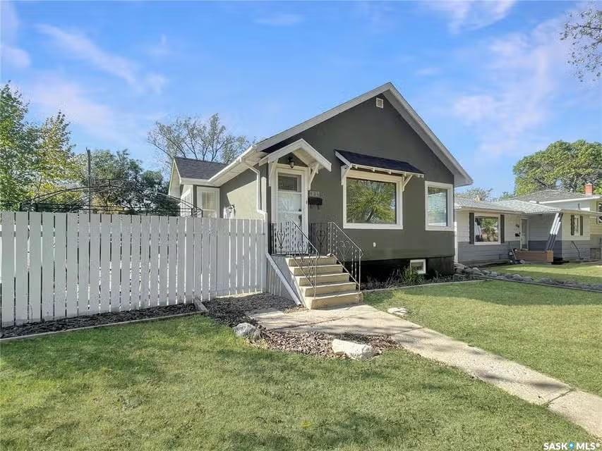424 6th Avenue NW  Swift Current SK S9H 0Y3 photo