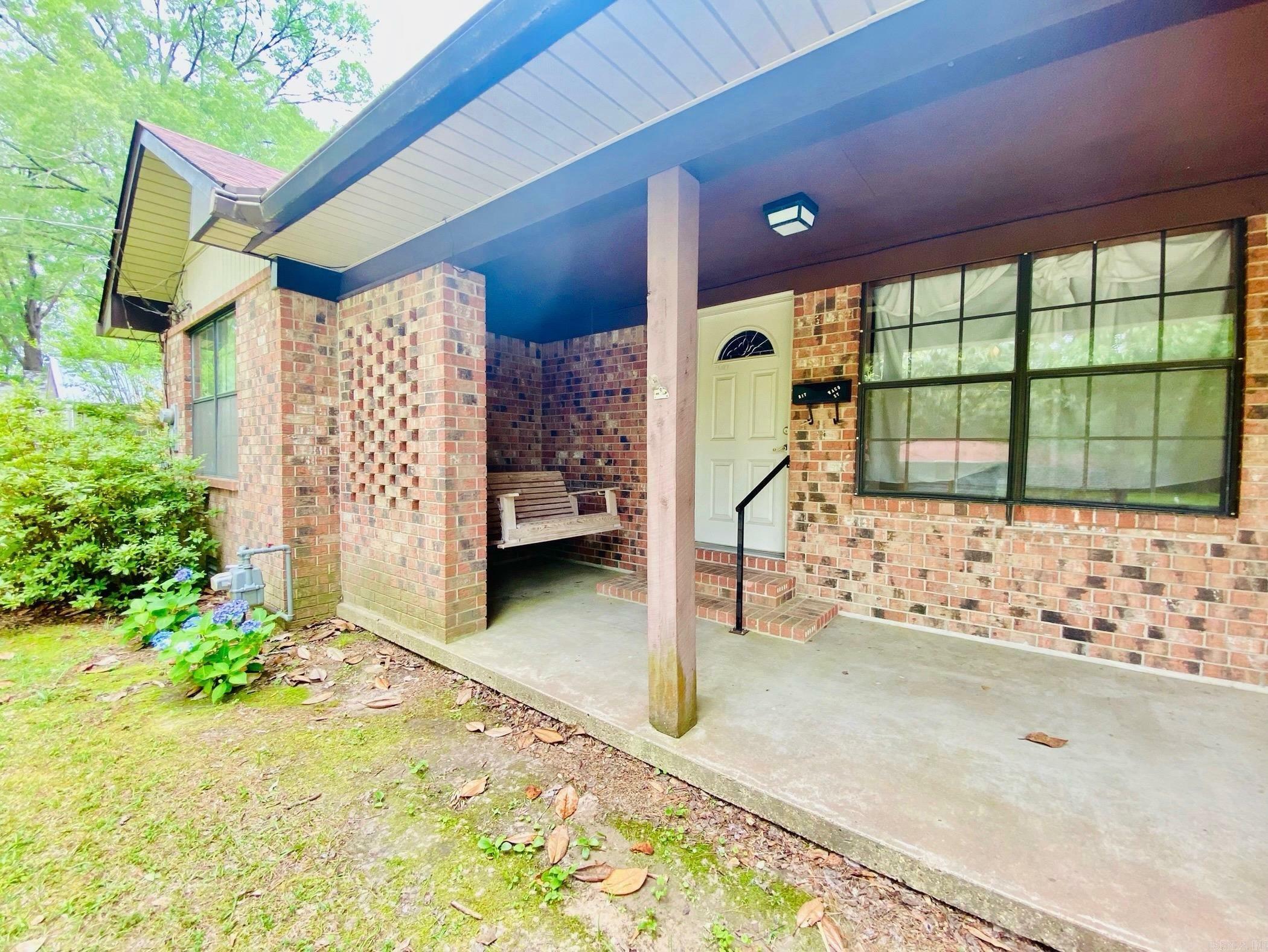 Property Photo: 817 Waco St AR 71701