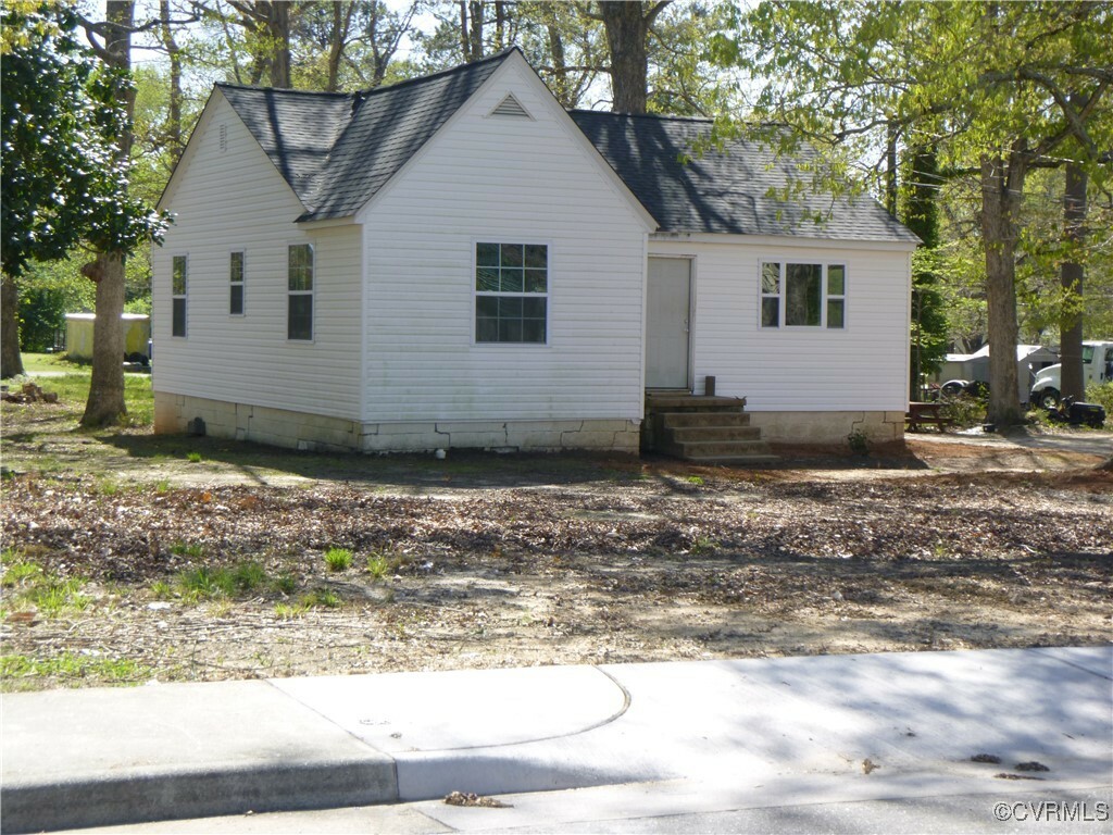 Property Photo: 609 Nottoway Avenue VA 23824
