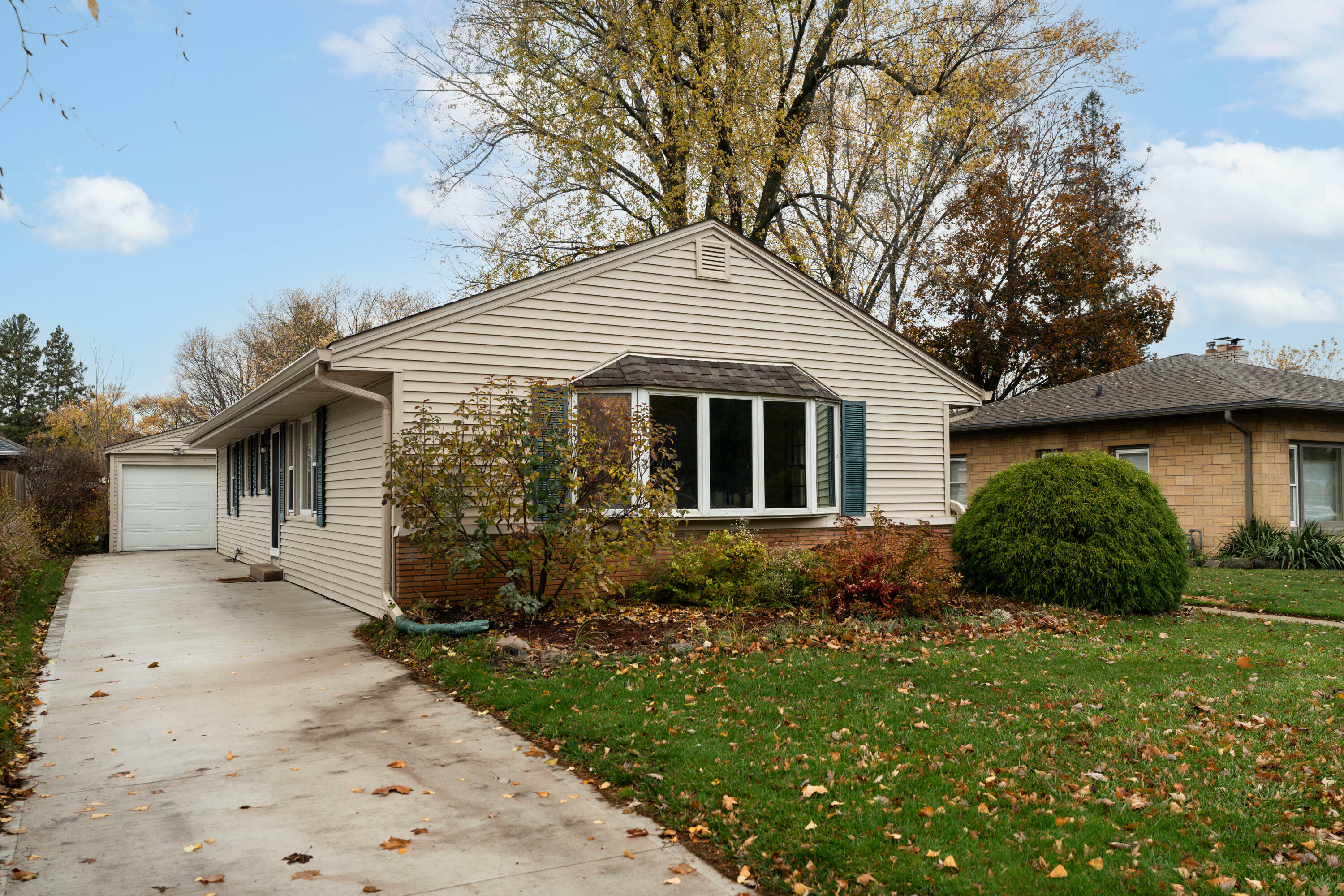Property Photo: 708 Oakwood Ave WI 53066