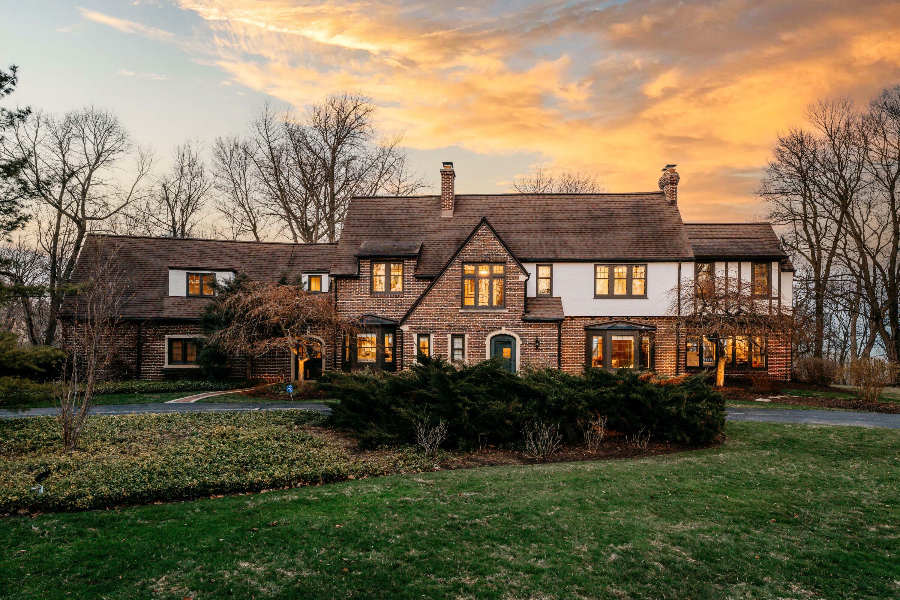 Property Photo:  1046 E Thorne Ln  WI 53217 