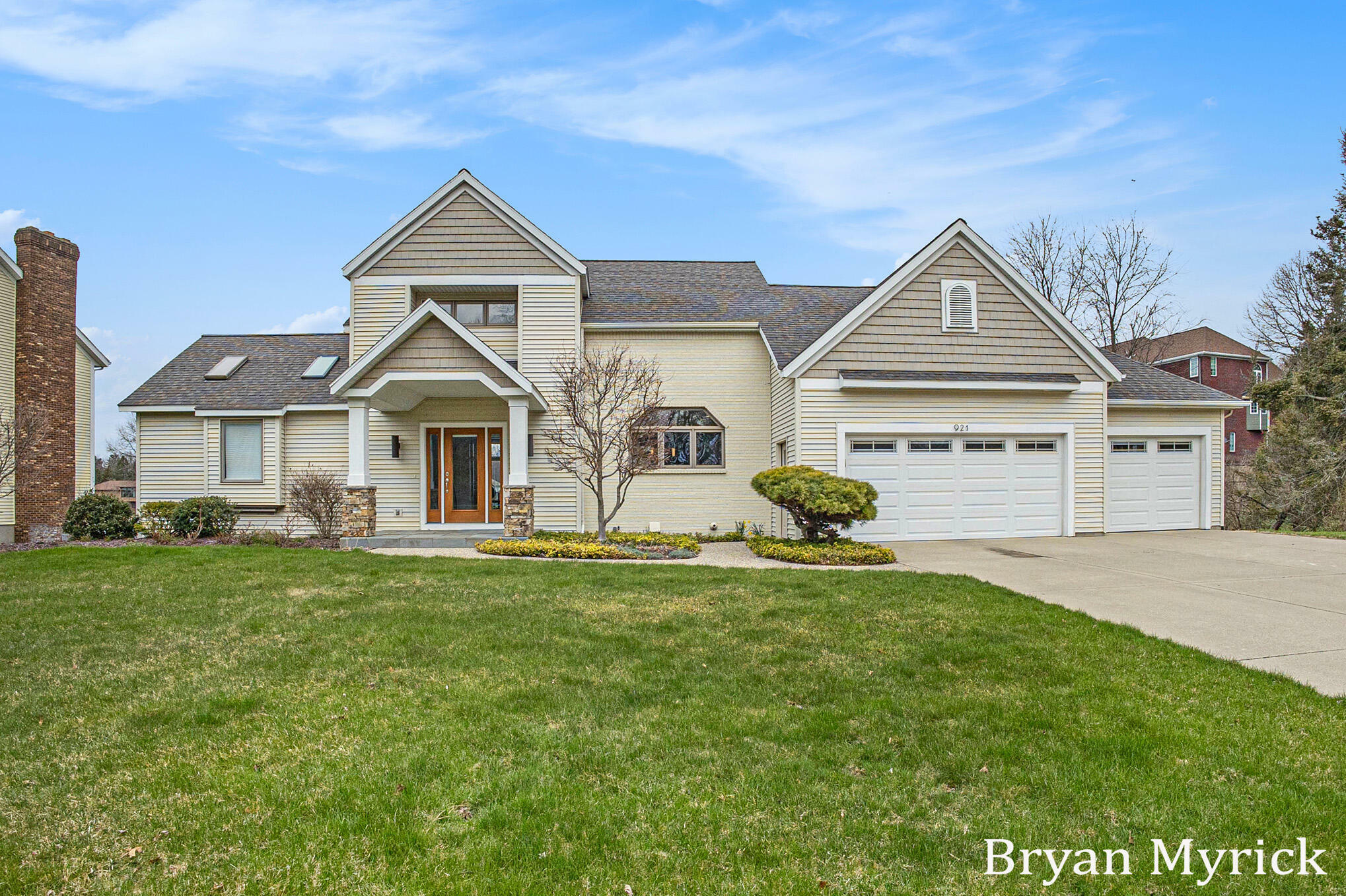 Property Photo:  921 Meadow Ridge Drive  MI 49424 