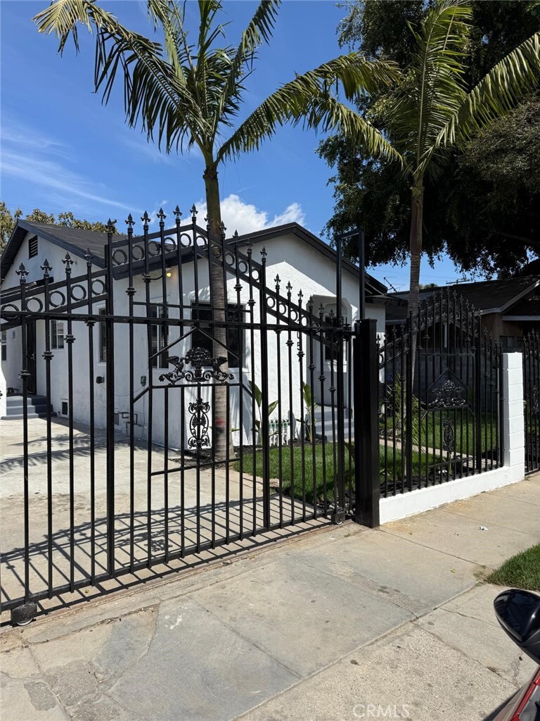 Property Photo: 2057 E Hatchway Street CA 90222