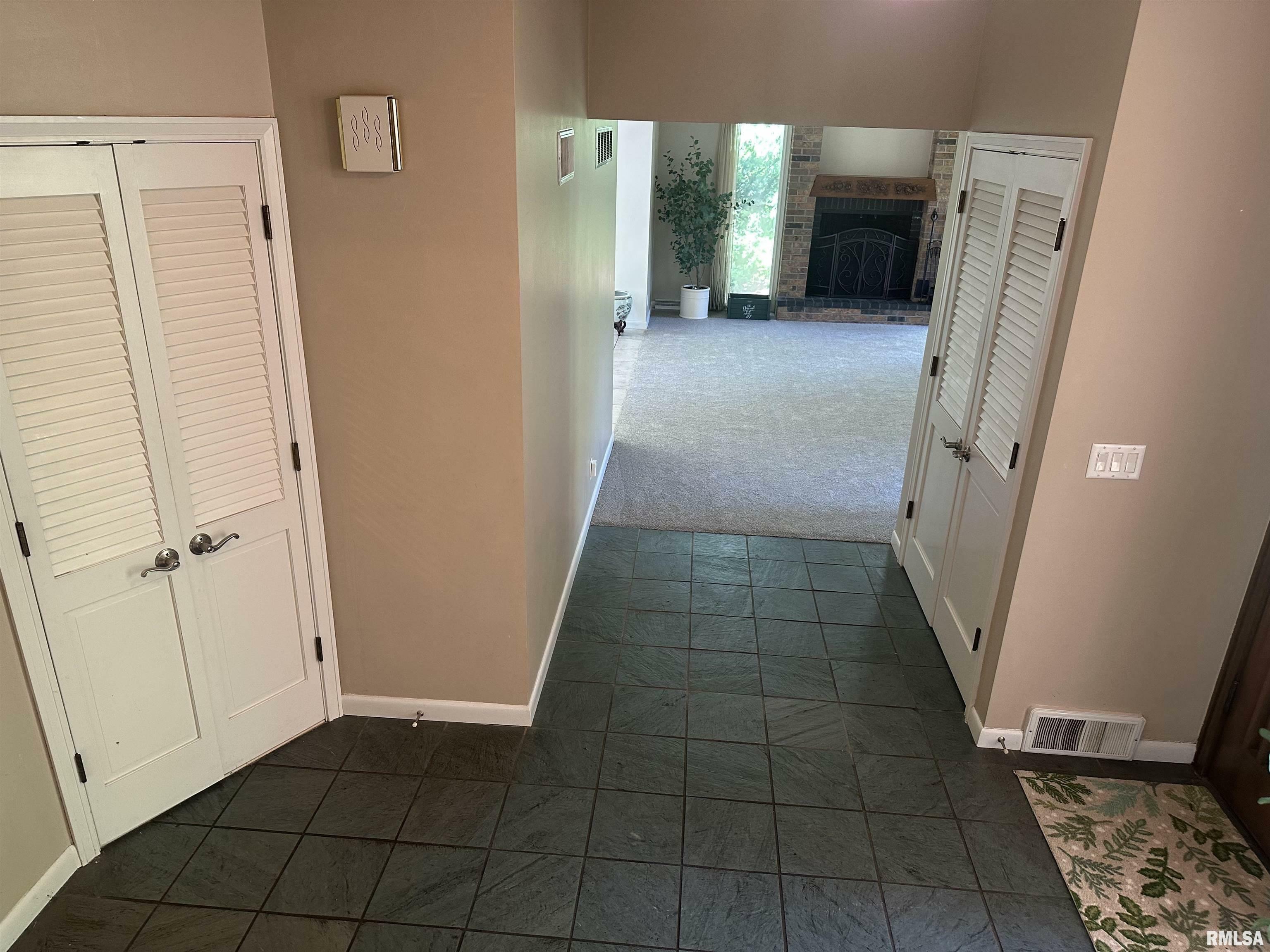 Property Photo: 202 W Wolf Road IL 61614