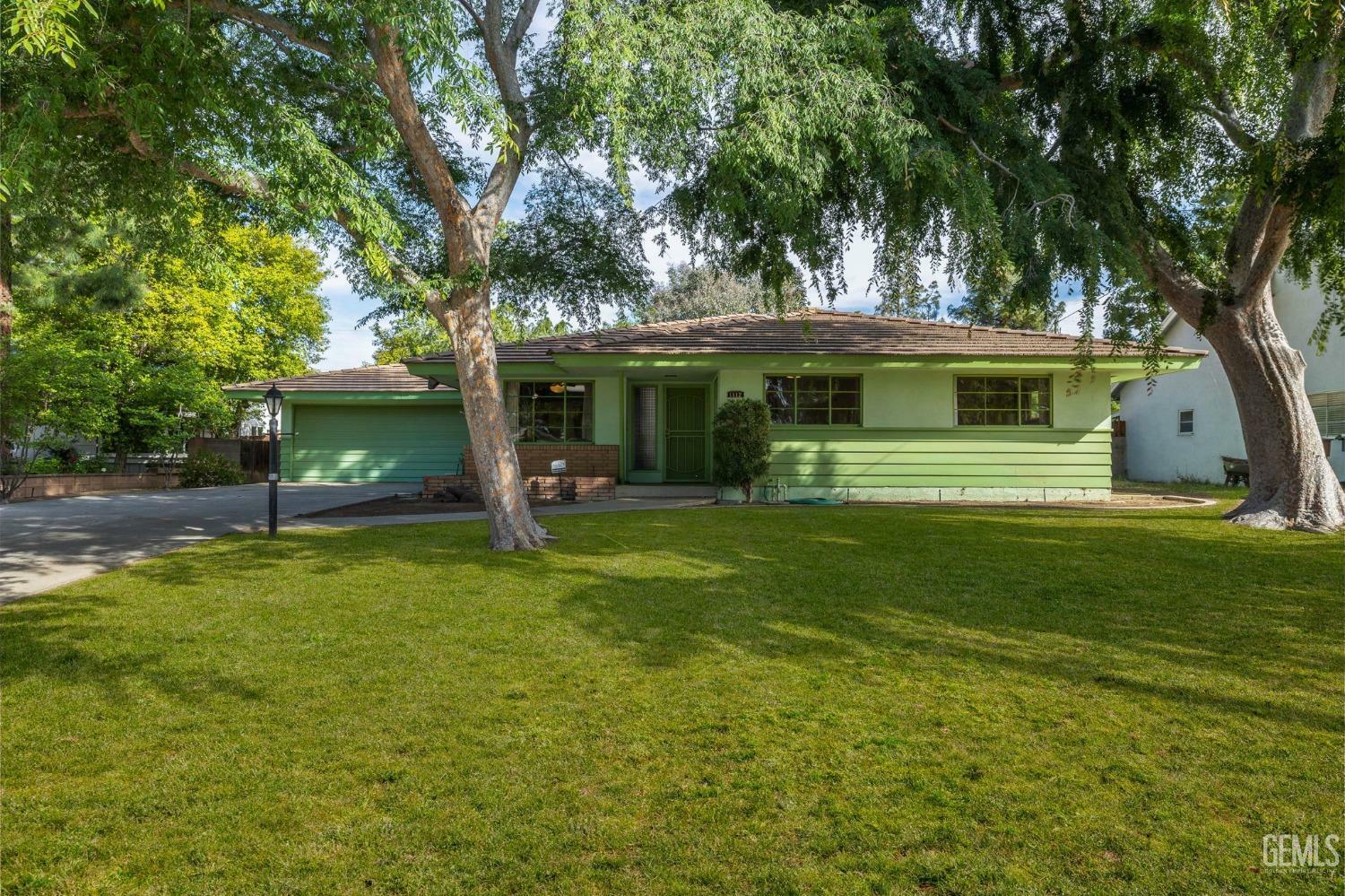 Property Photo: 1112 Princeton Avenue CA 93305