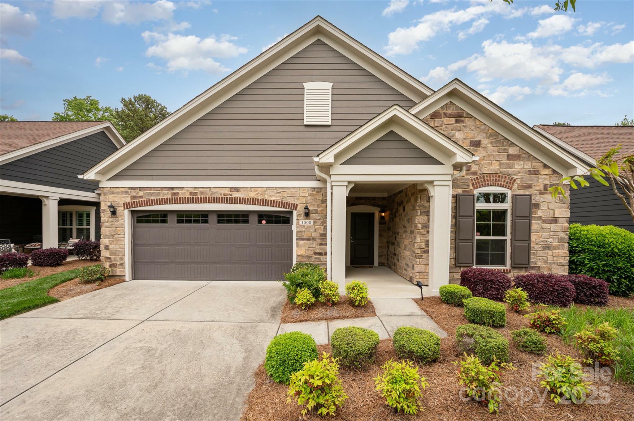 Property Photo: 1008 Avalon Place NC 28104