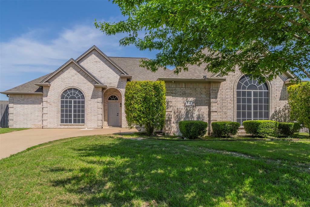Property Photo: 942 Lost Pine Drive TX 76065