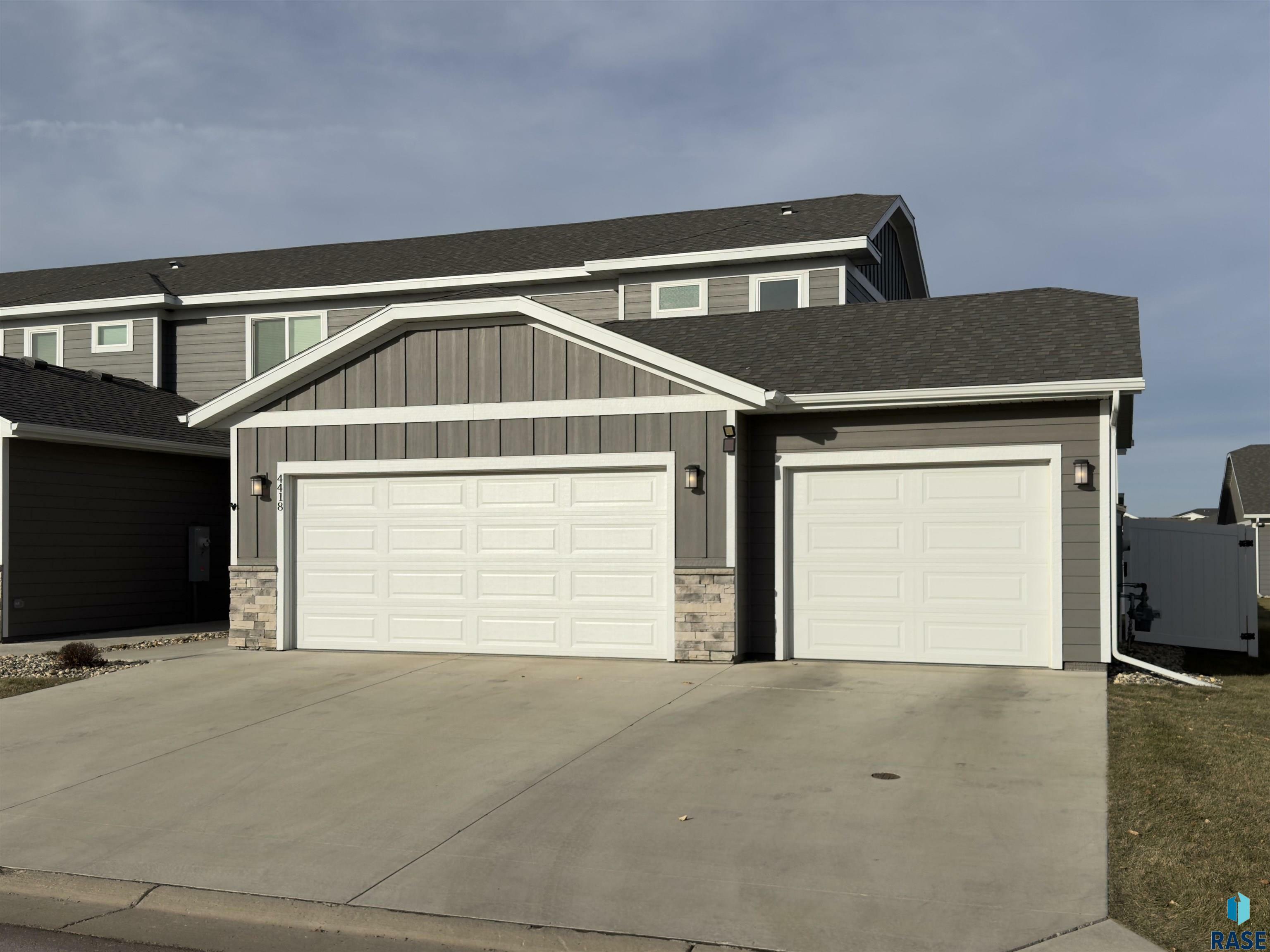 Property Photo: 4418 E Whisper Ridge Pl SD 57108
