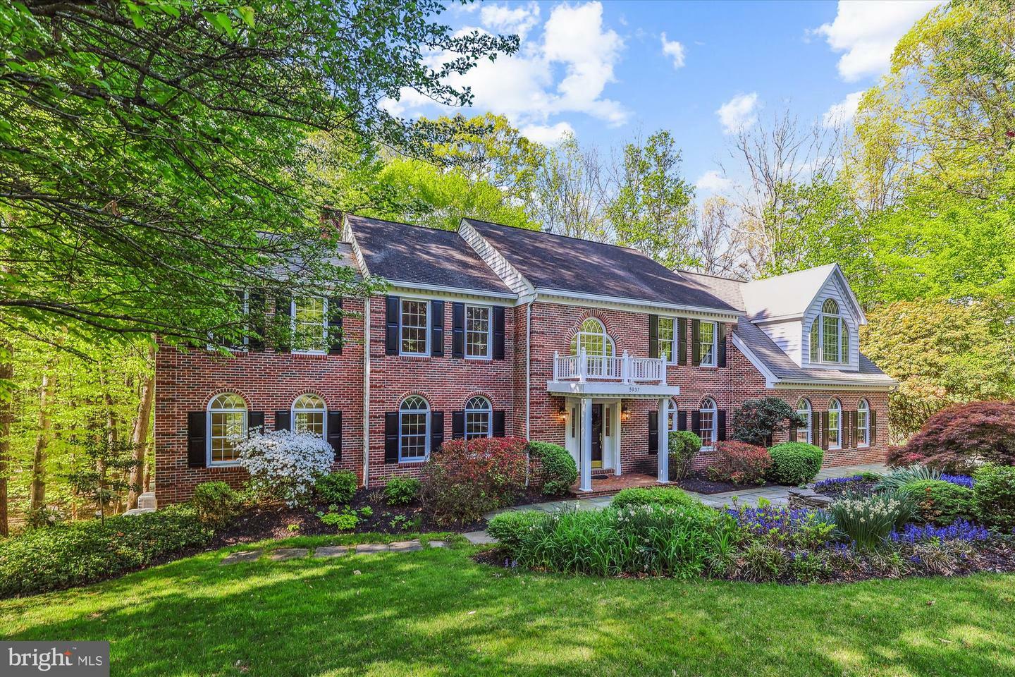 Property Photo: 5937 Fairview Woods Drive VA 22039