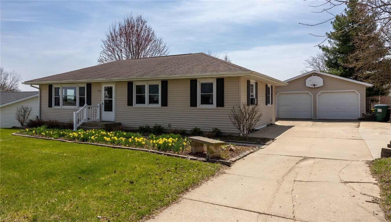 Property Photo: 1001 Maquoketa Street IA 52205