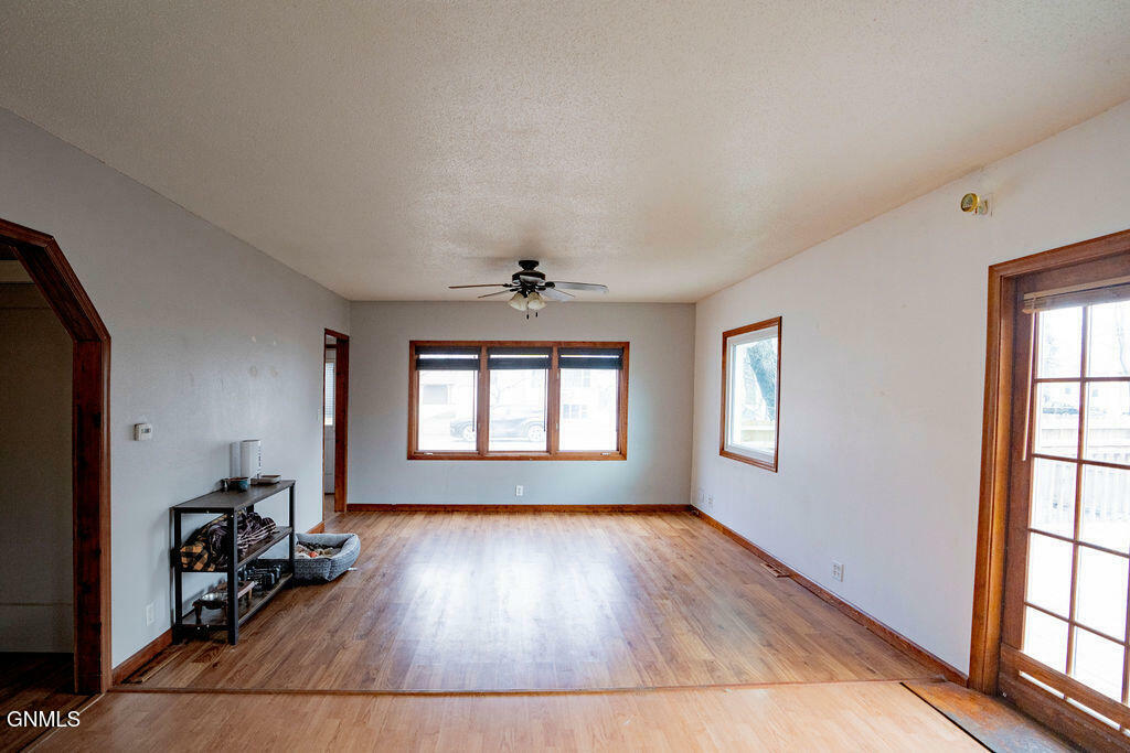 Property Photo: 727 2nd Street SW ND 58401