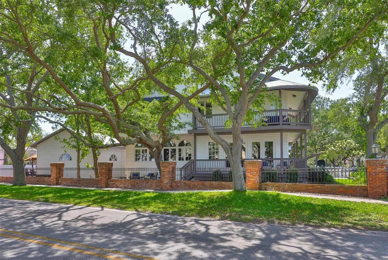 Property Photo:  2802 Old Bayshore Way  FL 33611 