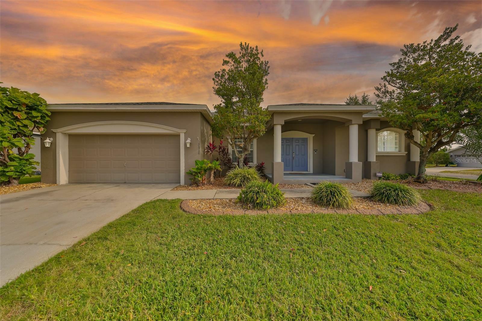 Property Photo: 10916 Dunscore Cottage Way FL 33598