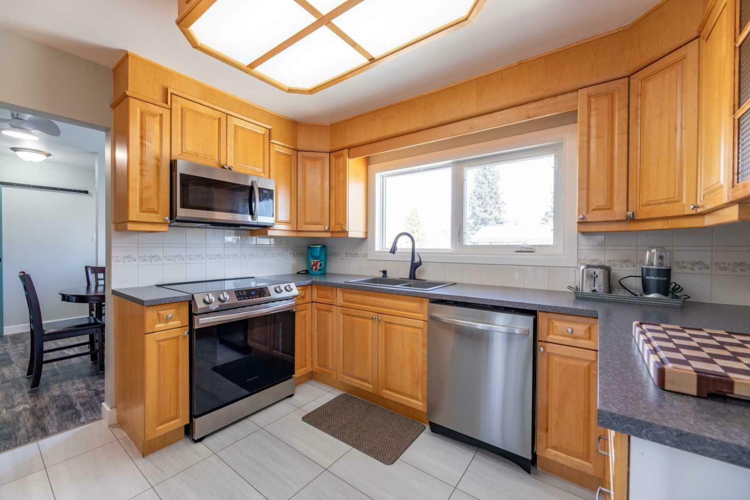 Property Photo: 138 Willow Drive AB T7V 1E3