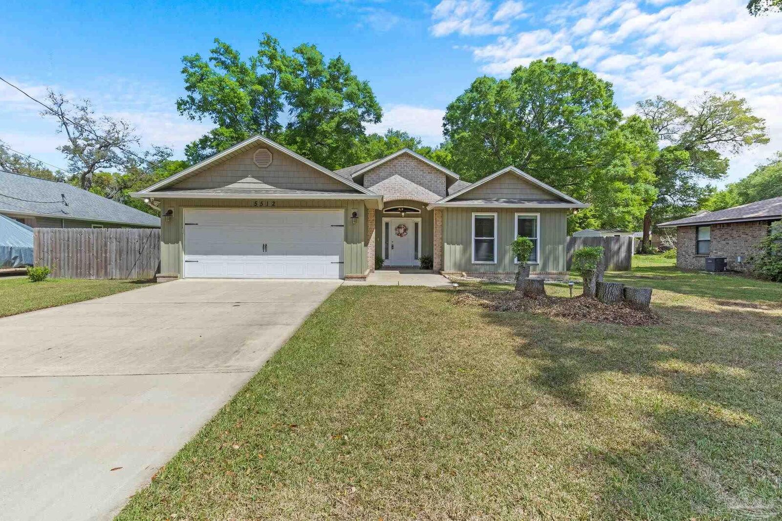 Property Photo: 5512 Chipper Ln FL 32571