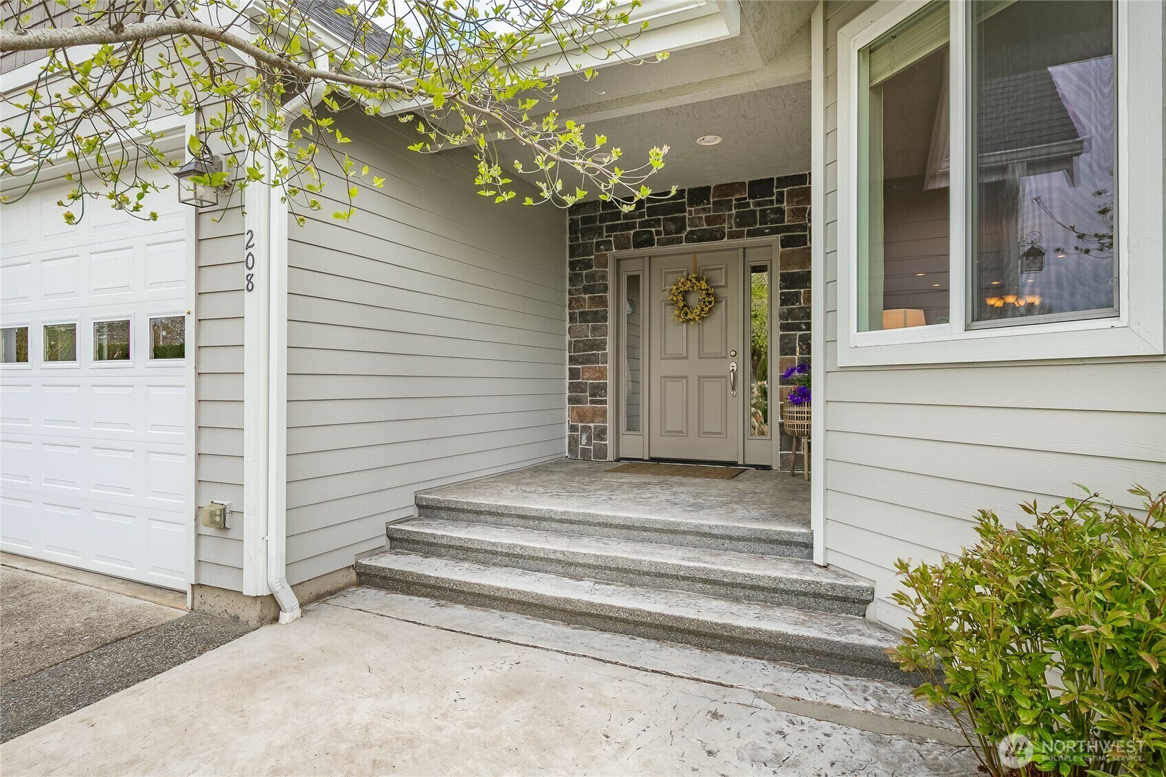 Property Photo: 208 W 1st Place WA 98276