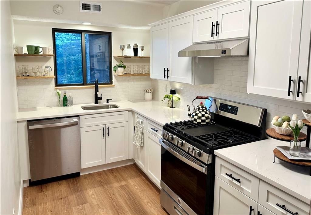 Property Photo: 650 East Greenwich Avenue 7-202 RI 02893