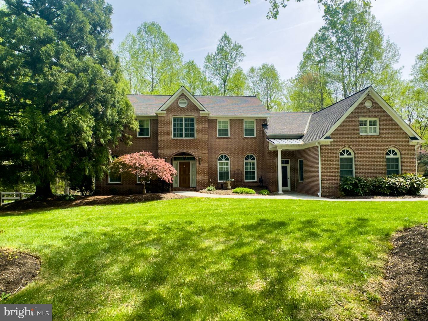 Property Photo: 8390 Sylvan Way VA 20124