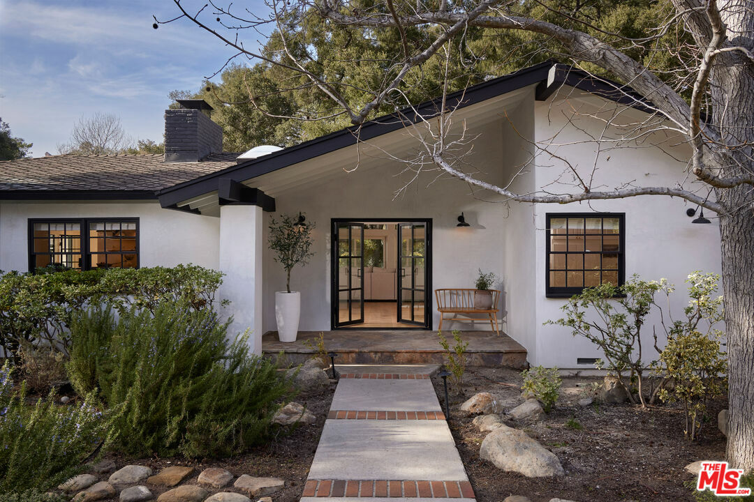 Property Photo: 521 Live Oak Circle Dr CA 91302