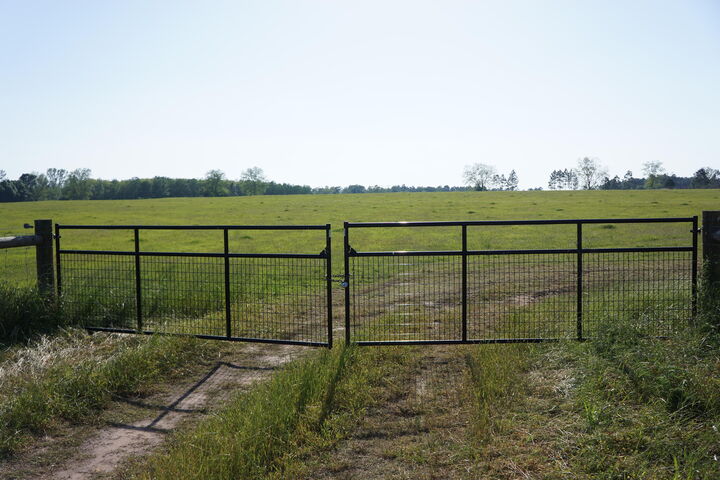 Property Photo: 7784 Hwy 393 FL 32567
