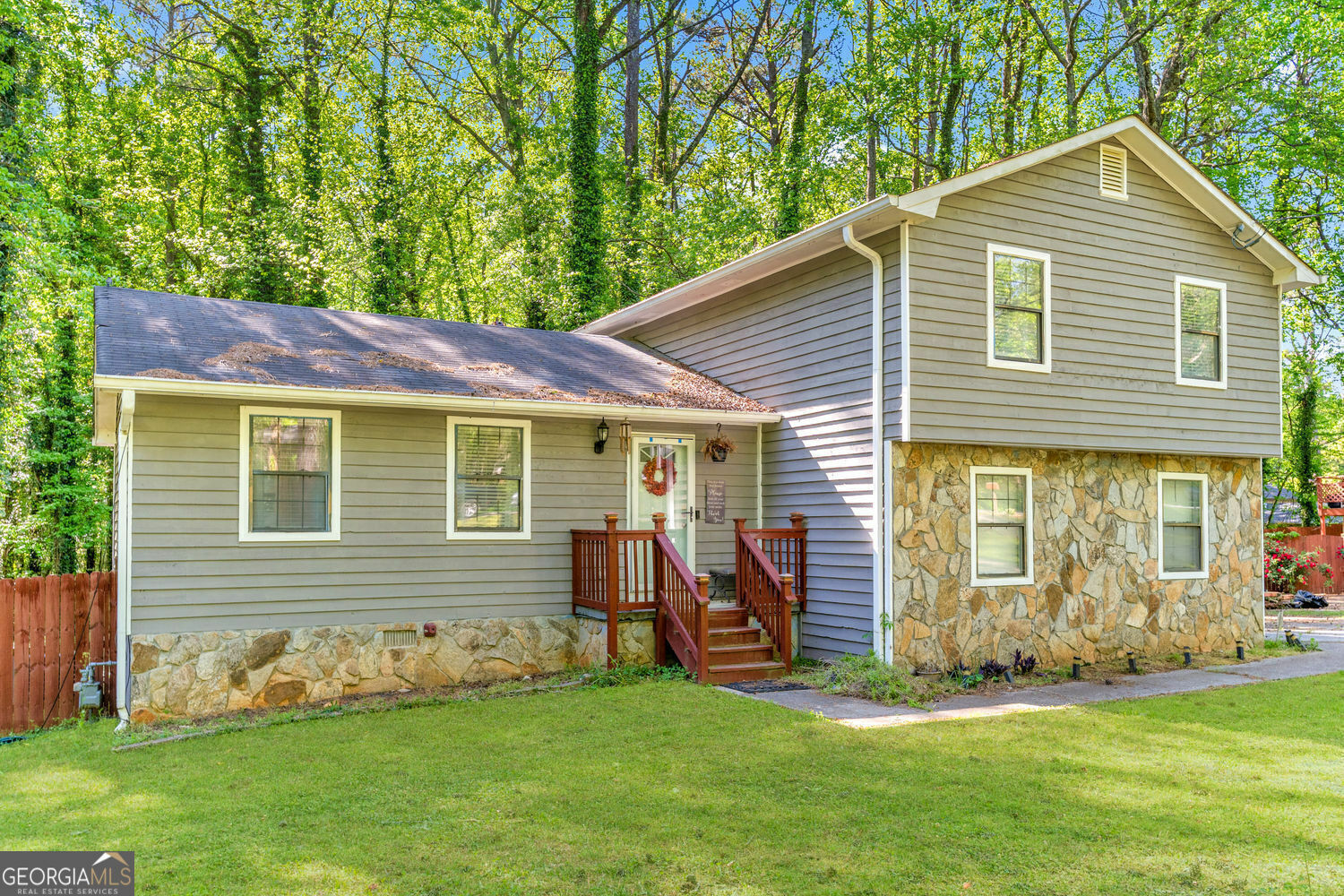 Property Photo: 484 Aberdeen Drive GA 30083