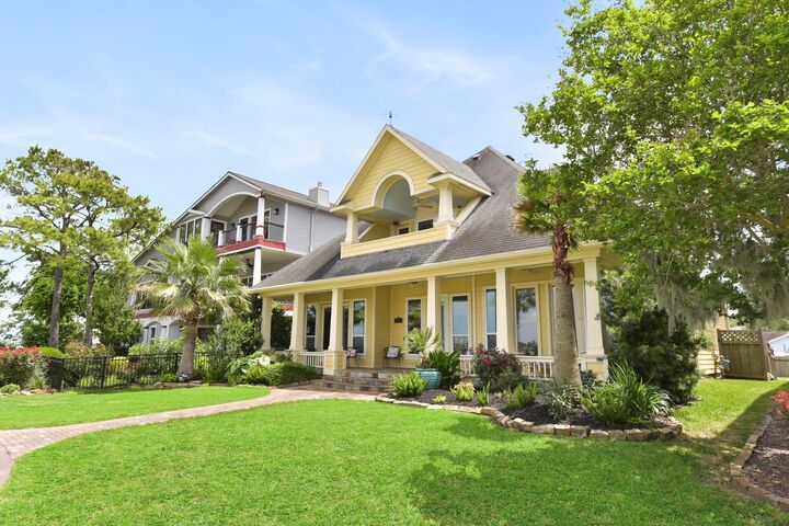 Property Photo:  1207 N Shore Drive  TX 77565 