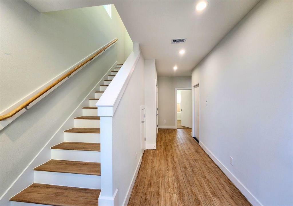 Property Photo: 615 Northew Street E TX 77091