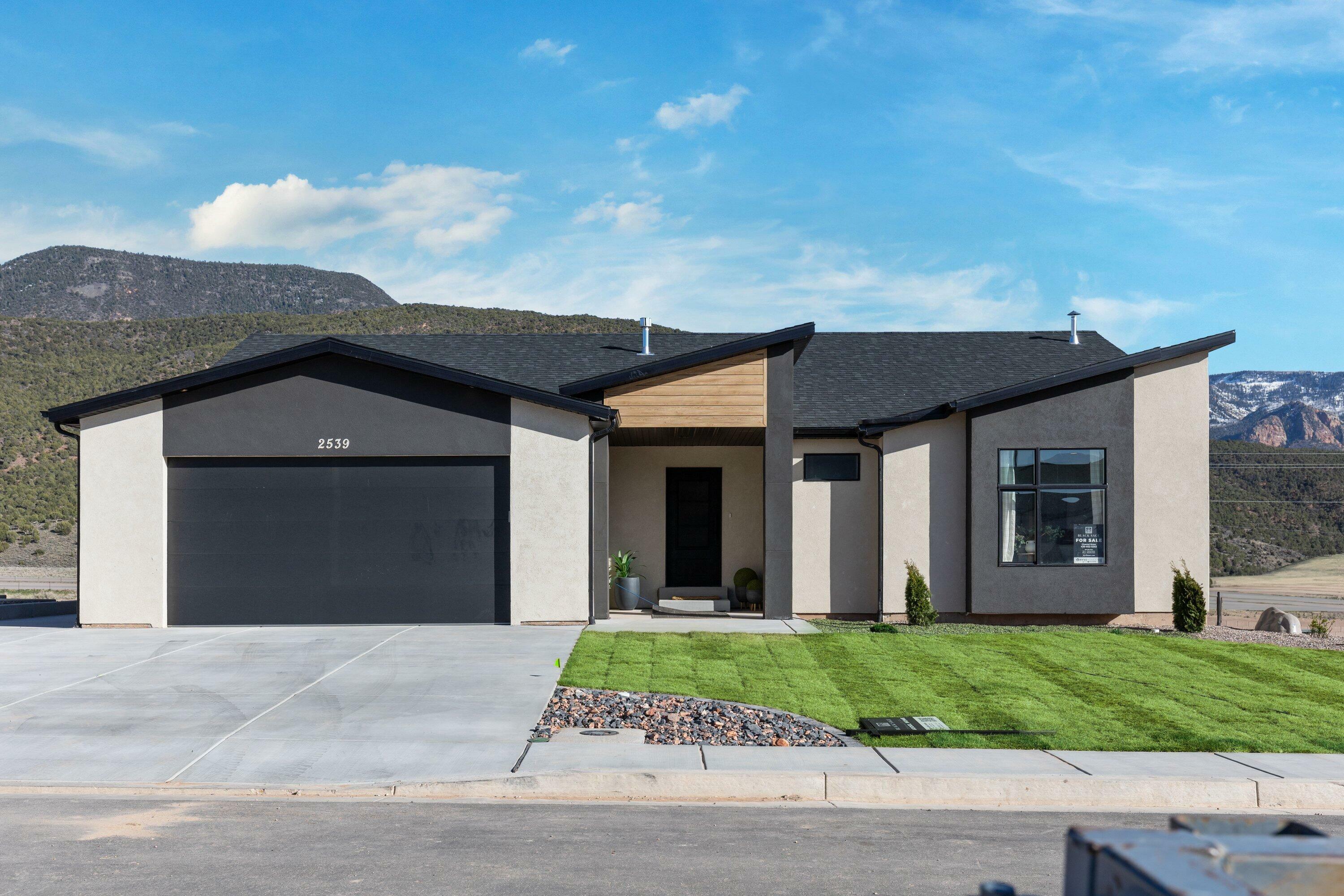 Property Photo: 2539 W Black Sage Dr UT 84720