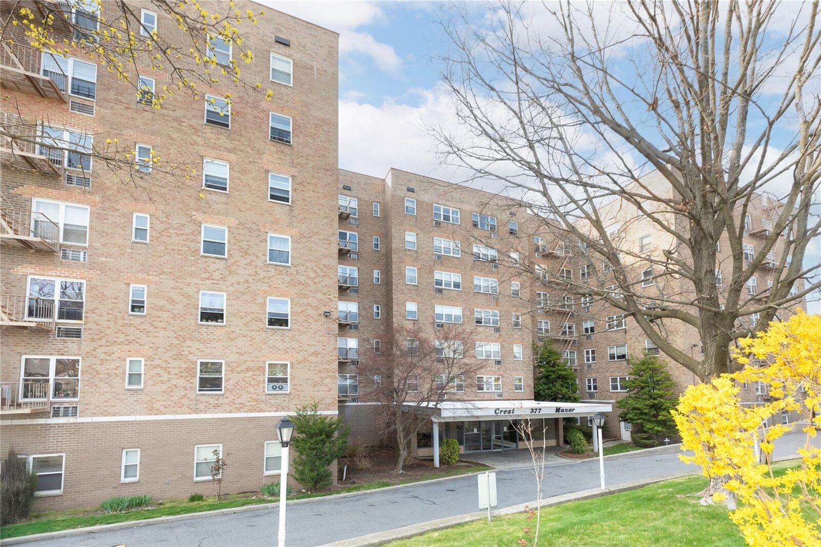 Property Photo: 377 North Broadway 415 NY 10701