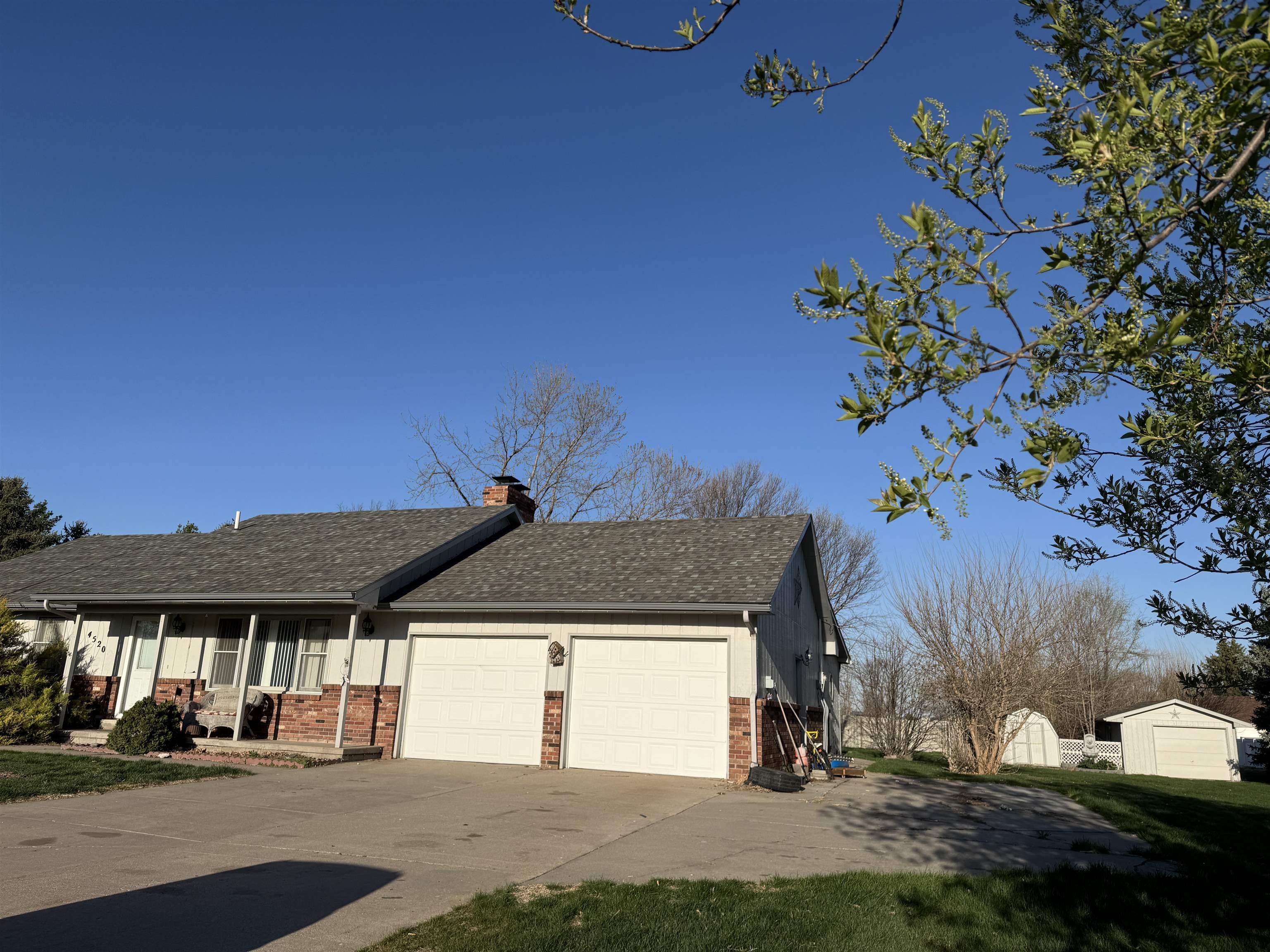 Property Photo: 4520 S Heritage Drive NE 69101