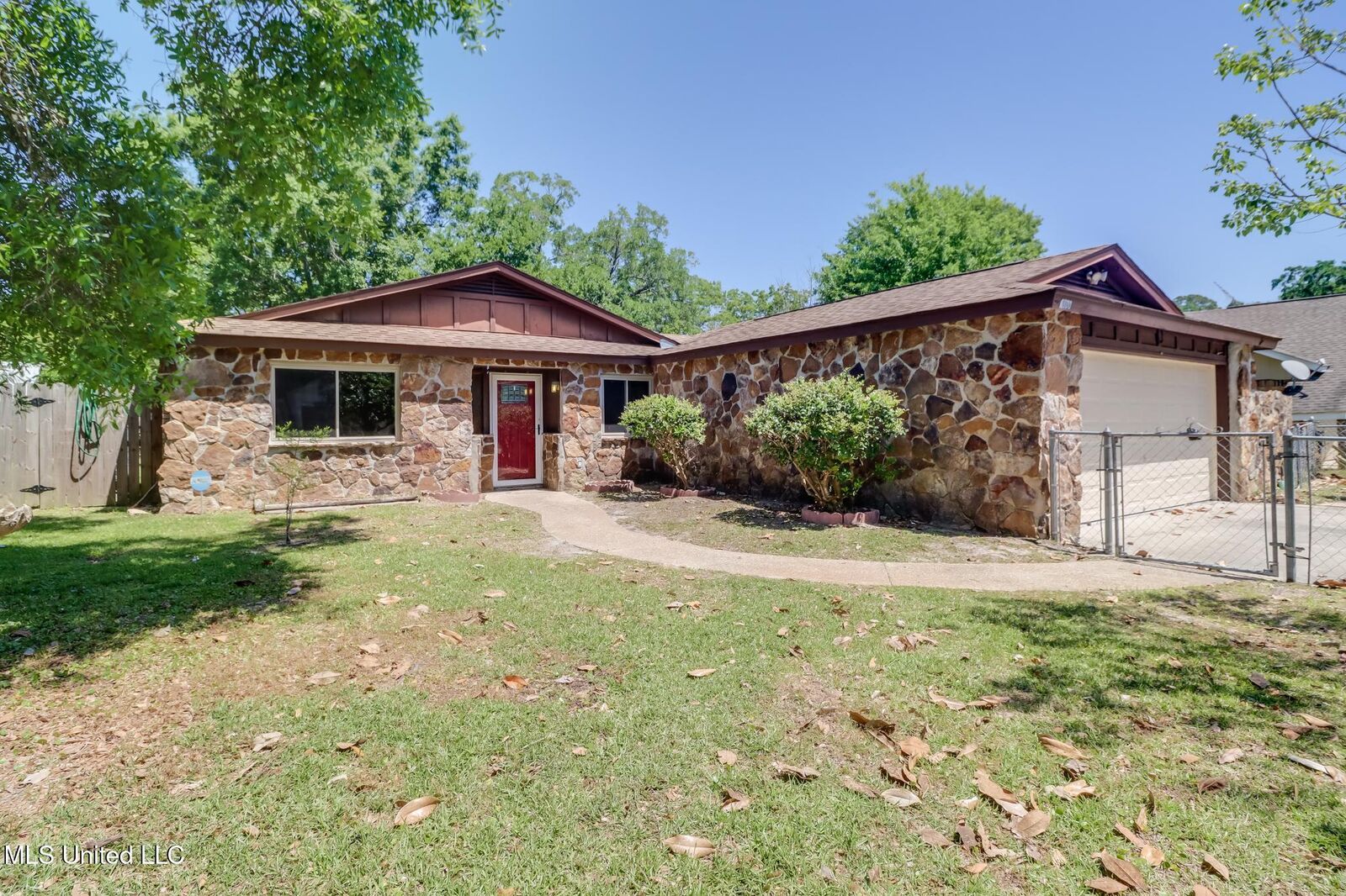 Property Photo:  6800 Oakhurst Drive  MS 39564 