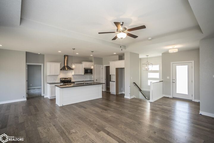 Property Photo: 2520 Knollway Drive IA 50158