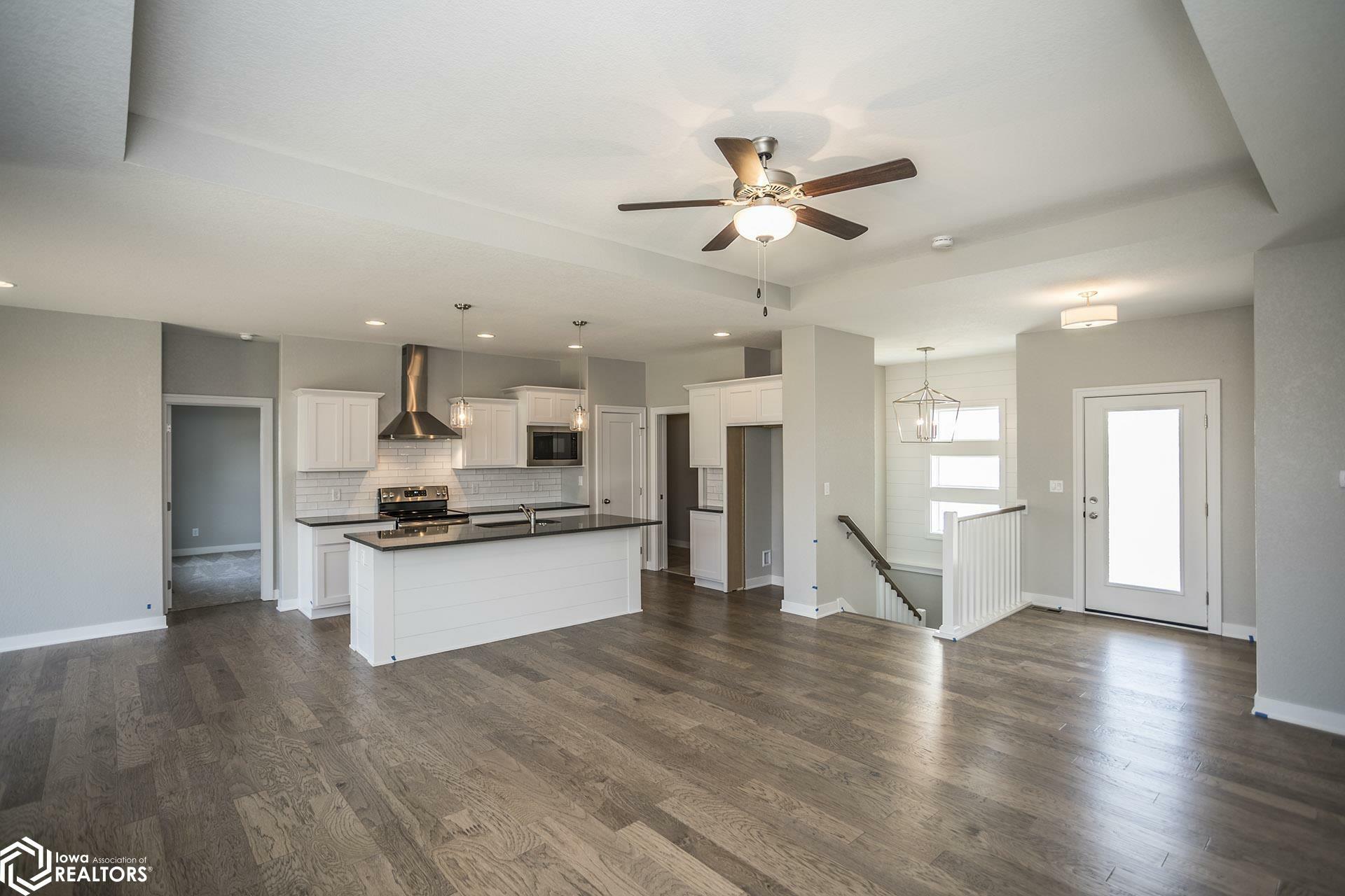 Property Photo: 2520 Knollway Drive IA 50158