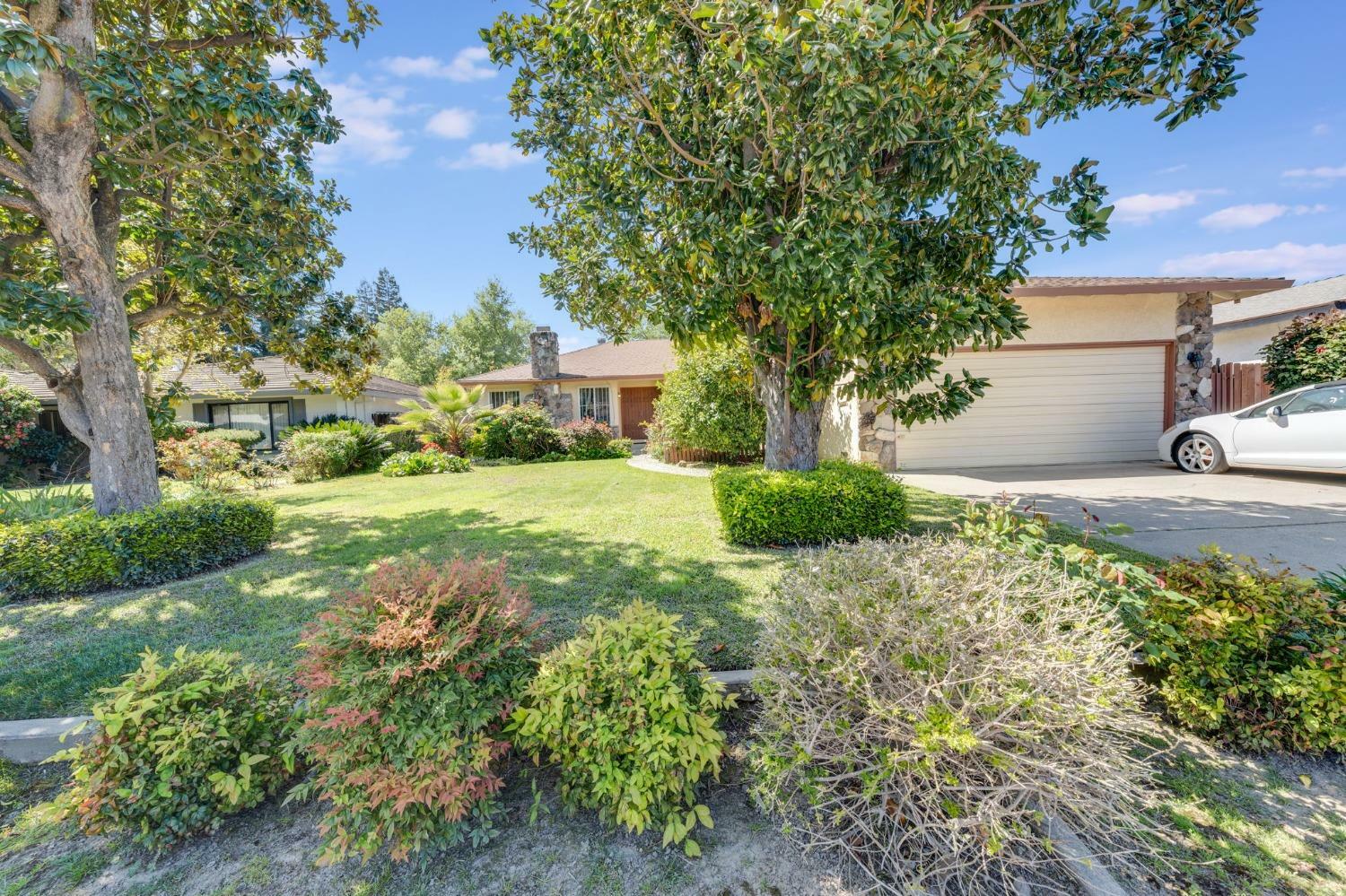 Property Photo: 966 Briarcrest Way CA 95831