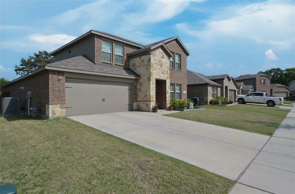 Property Photo: 1312 Shady Hill Lane TX 76209