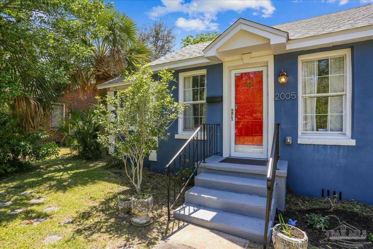 Property Photo: 2005 N Baylen St FL 32501