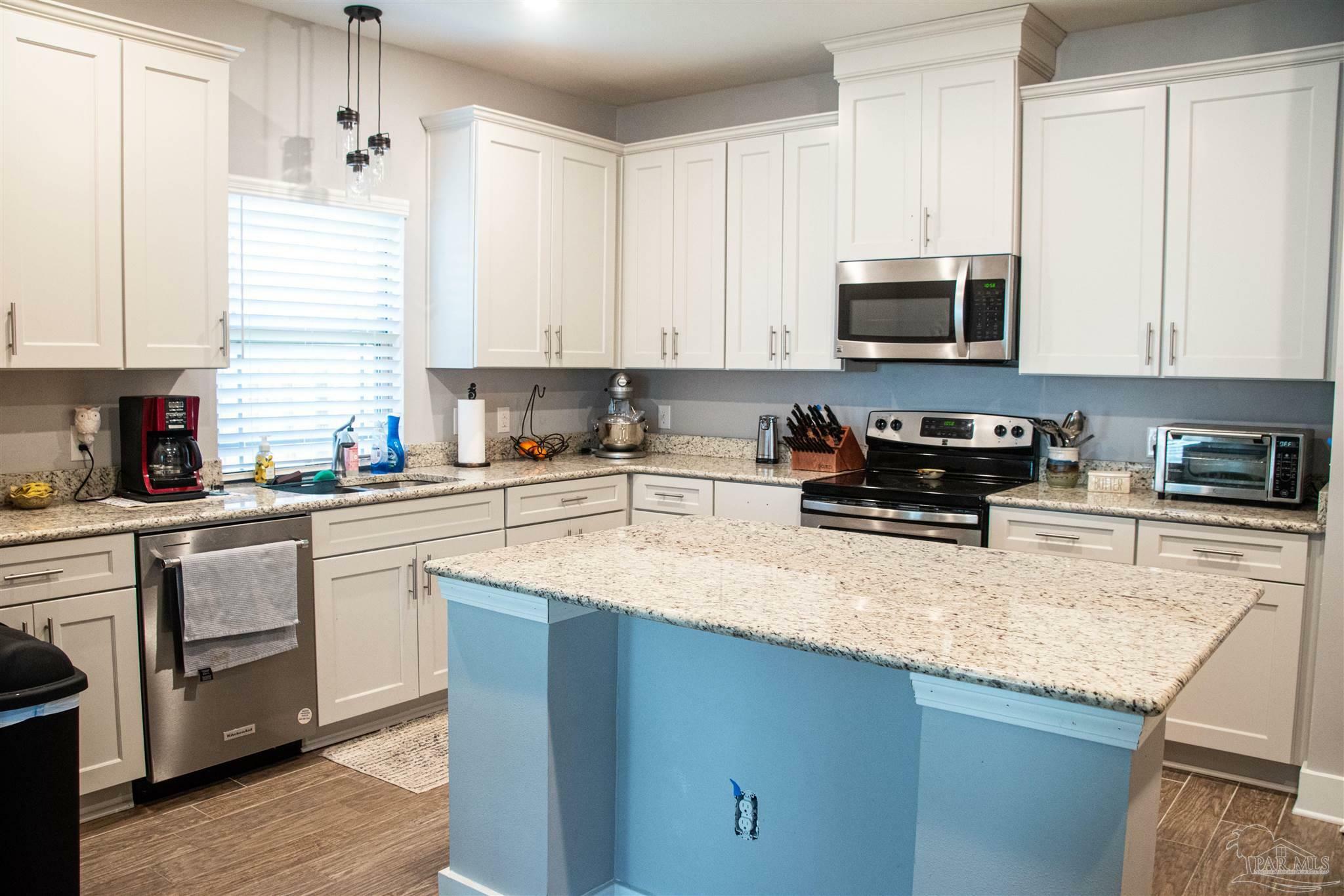 Property Photo: 6090 Dunridge Dr FL 32571