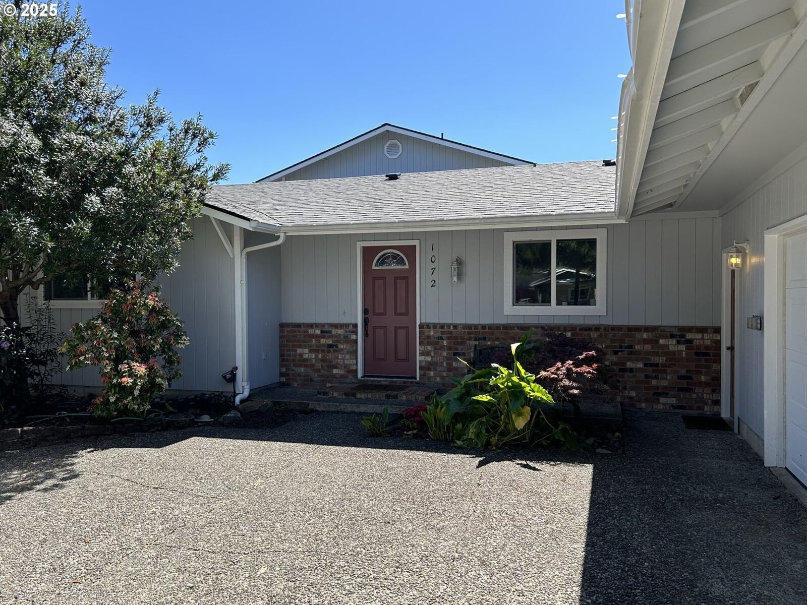 Property Photo:  1072 8th St  OR 97439 