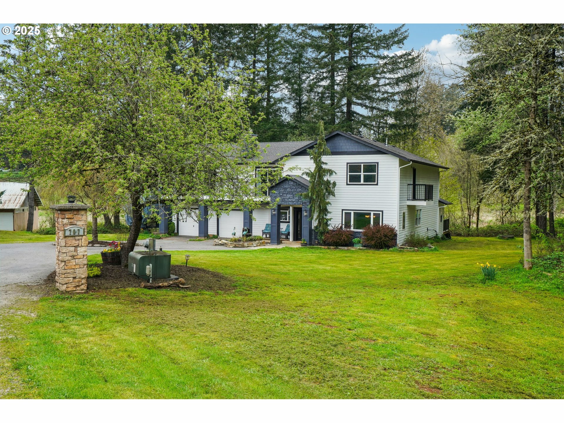 Property Photo: 707 SE 271st Ave WA 98607