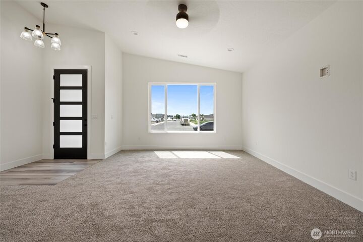 Property Photo: 1154 E Mt Hood Street WA 99344