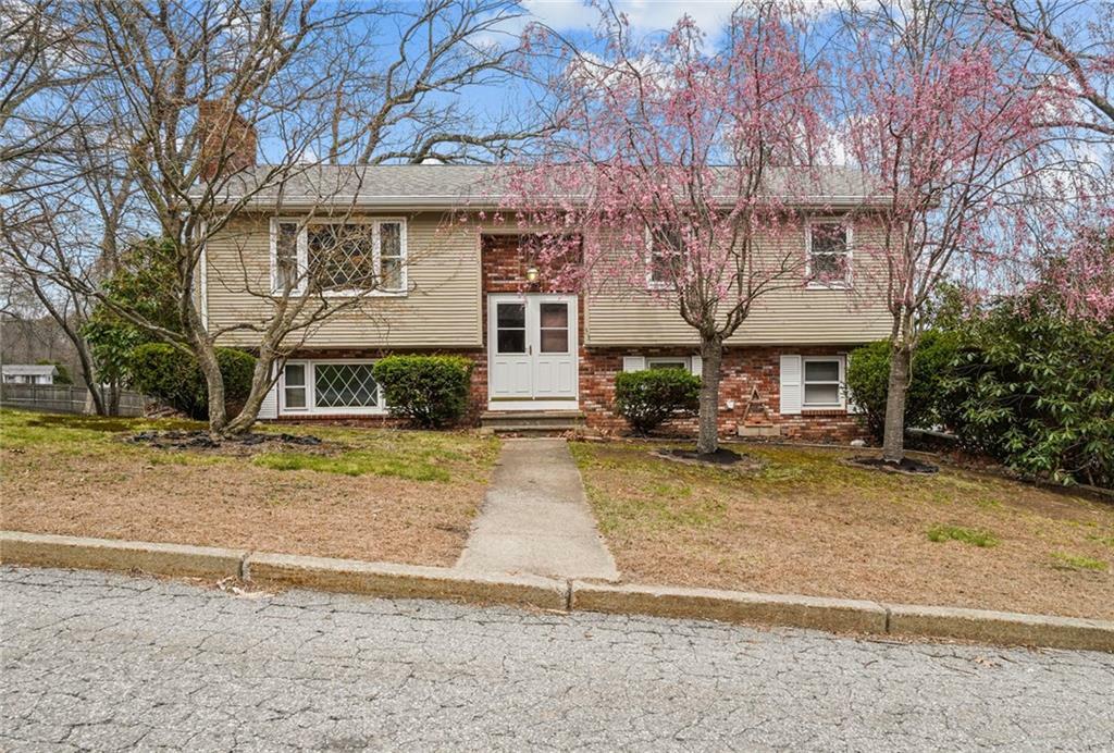 33 Hawthorn Circle  Woonsocket RI 02895 photo