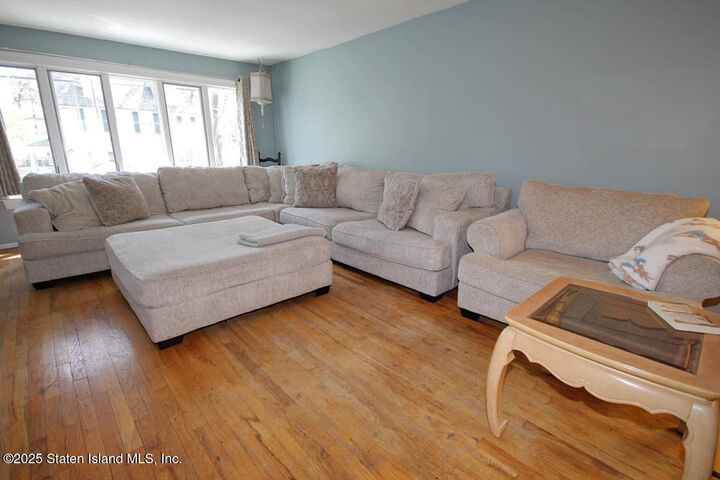 Property Photo:  265 Dewey Avenue  NY 10308 