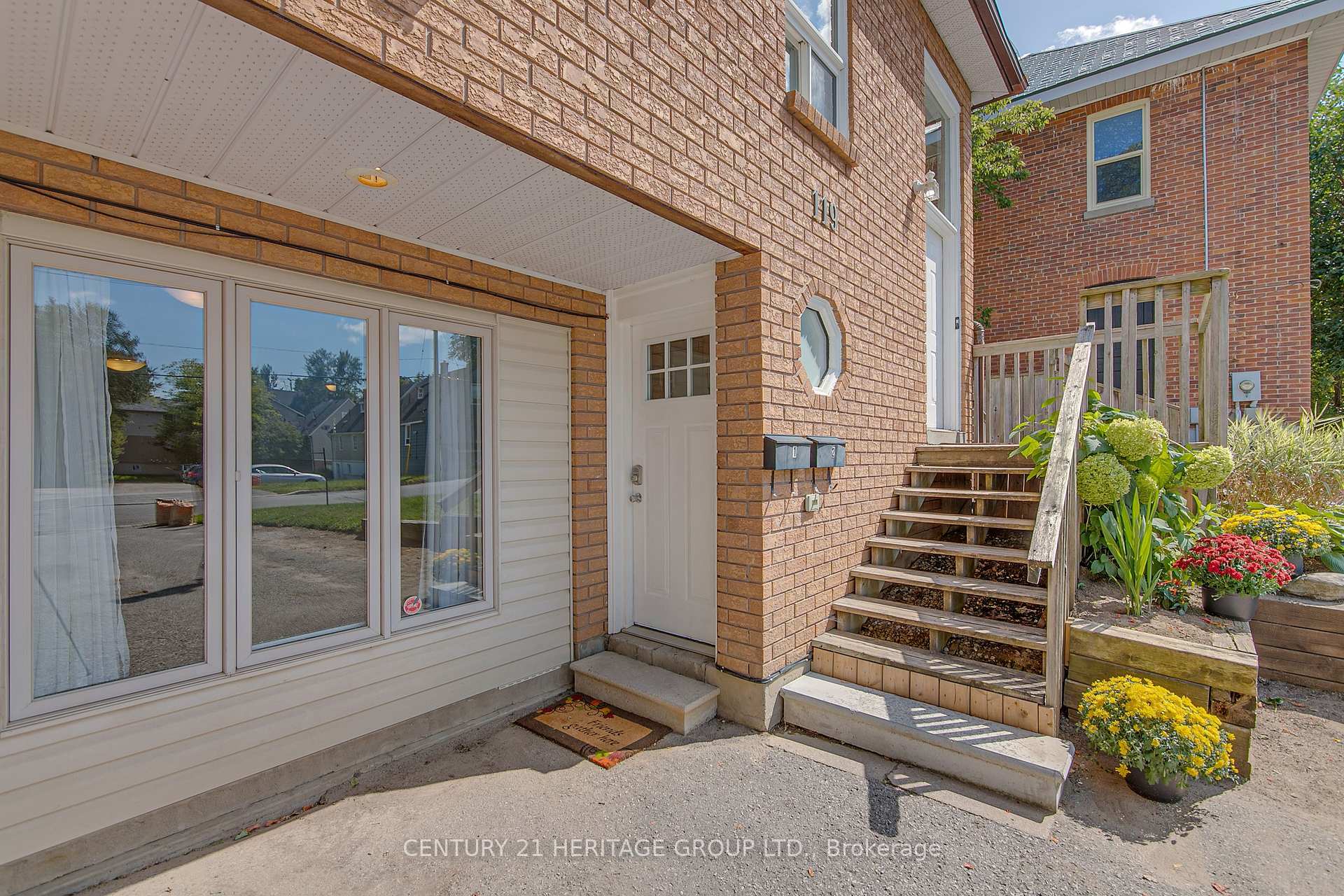 Photo de la propriété: 119 Berczy Street ON L4M 3R3