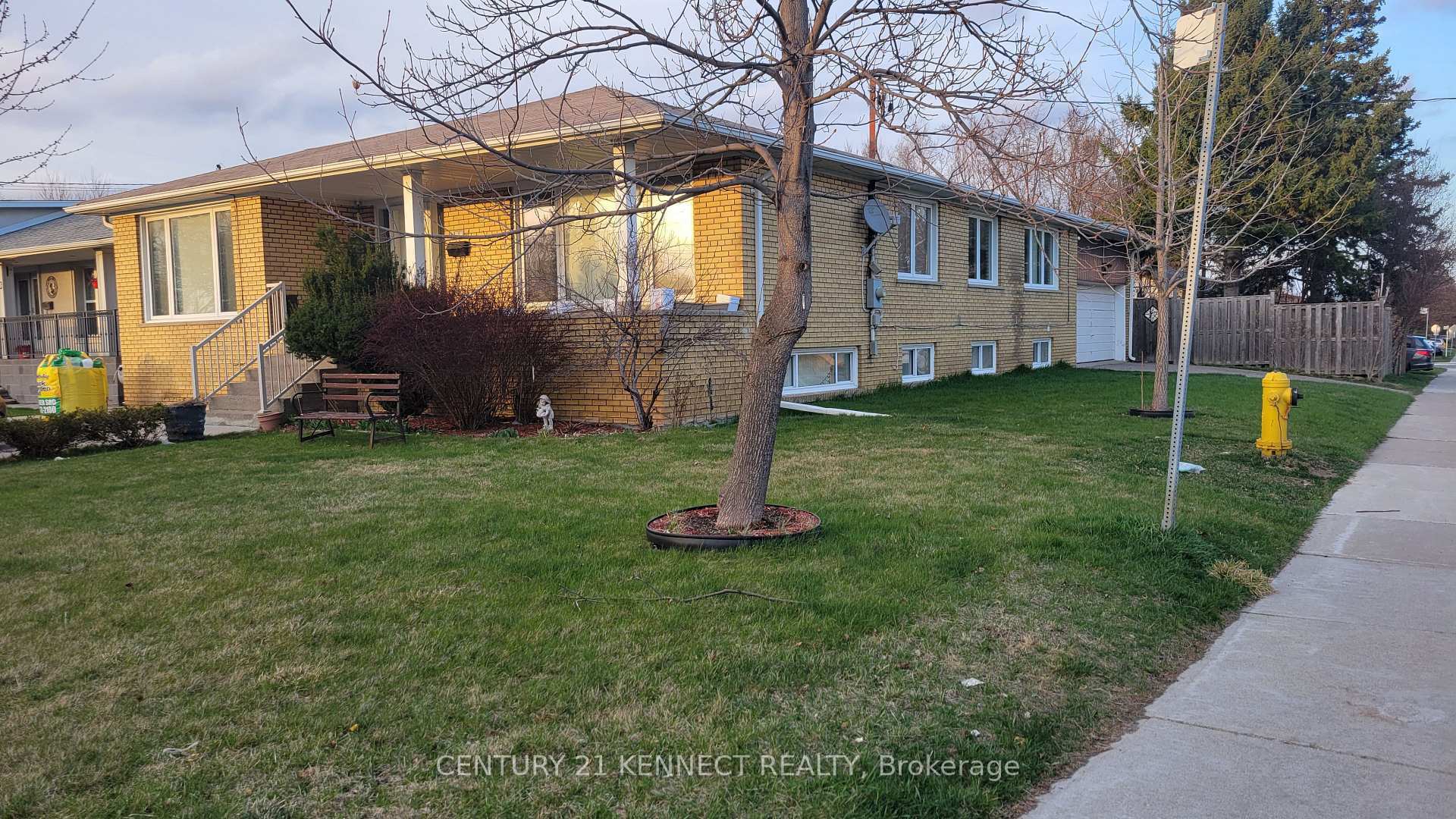 Photo de la propriété: 1 Evanston Drive ON M3H 5N9