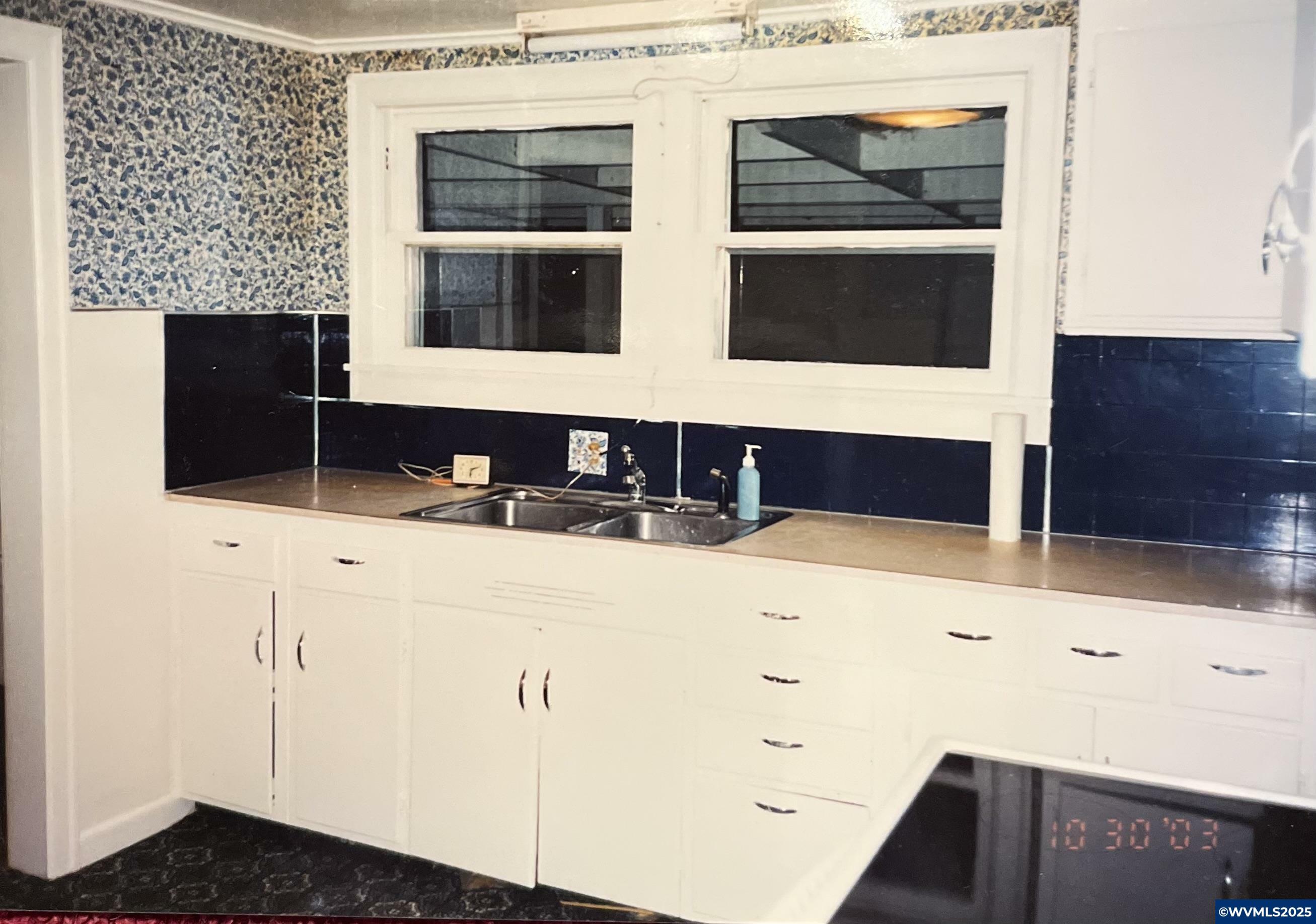 Property Photo: 867 SW Birch St OR 97338