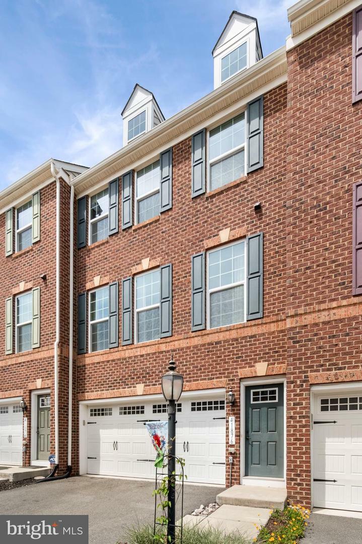 Property Photo: 41876 Sprinter Terrace VA 20105