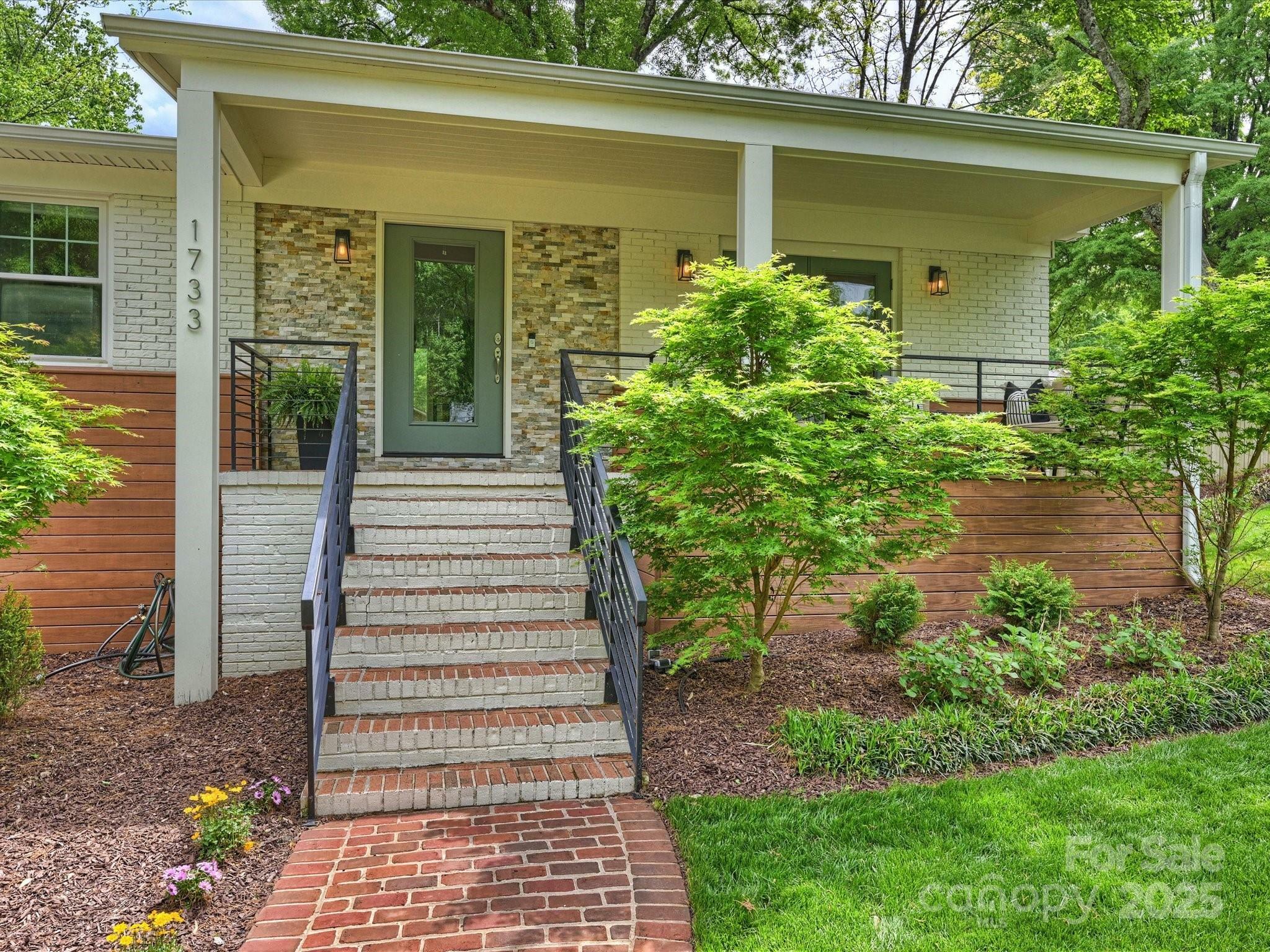 Property Photo: 1733 Piccadilly Drive NC 28211
