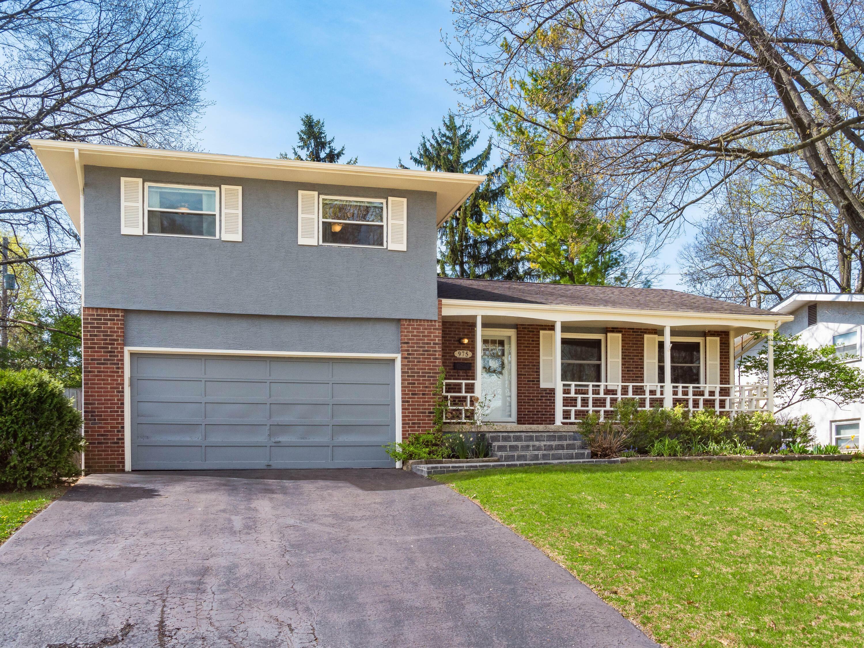 Property Photo: 975 Kennington Avenue OH 43220