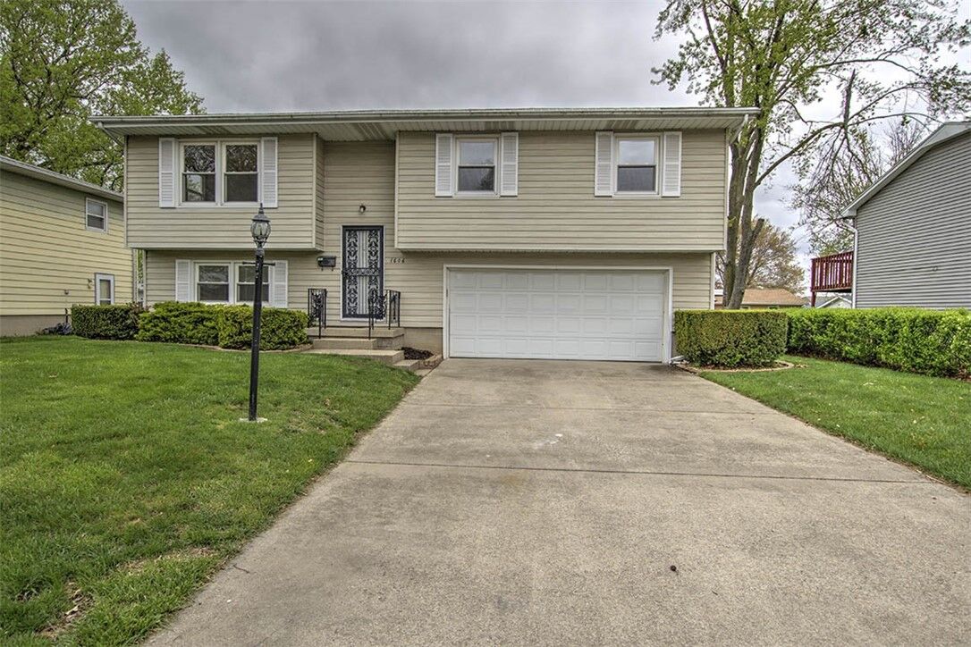 Property Photo: 1606 E Barrington Avenue IL 62526